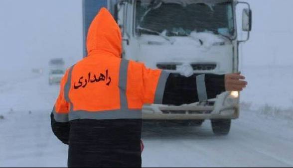 امدادرسانی راهداران چهارمحال و بختیاری به ۱۰۵ خودروی گرفتار در کولاک