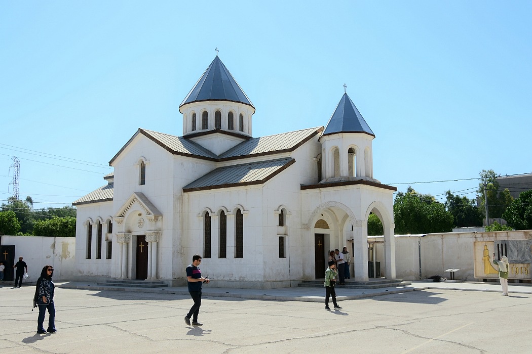 عکس/ همسایگی مسجد و کلیسا در آبادان