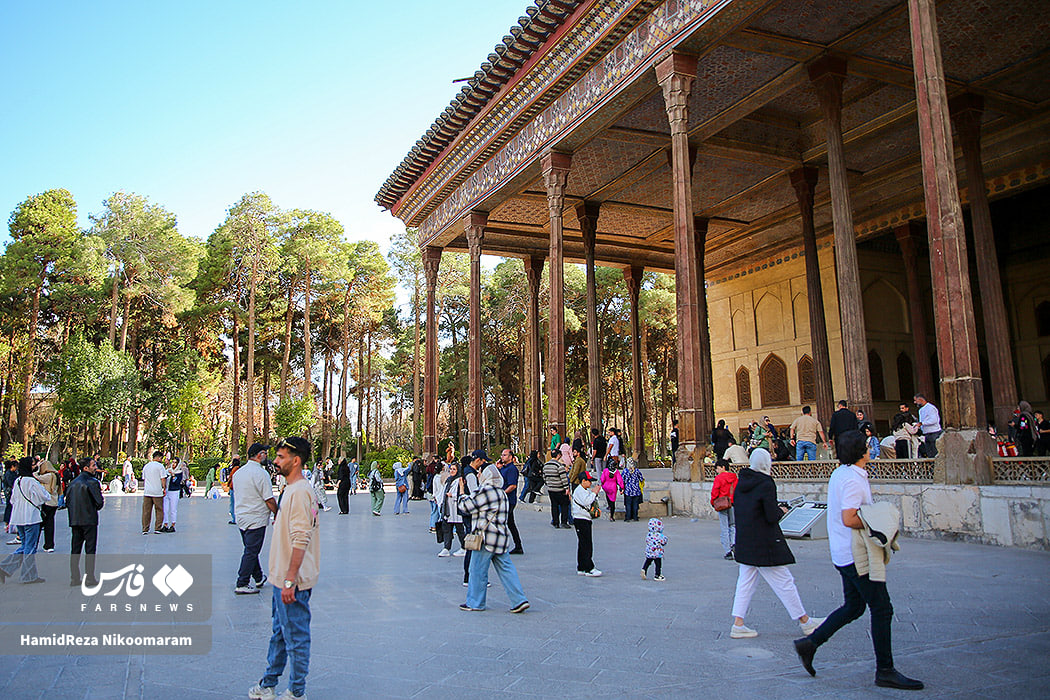 عکس/ بازدید گردشگران از کاخ چهلستون