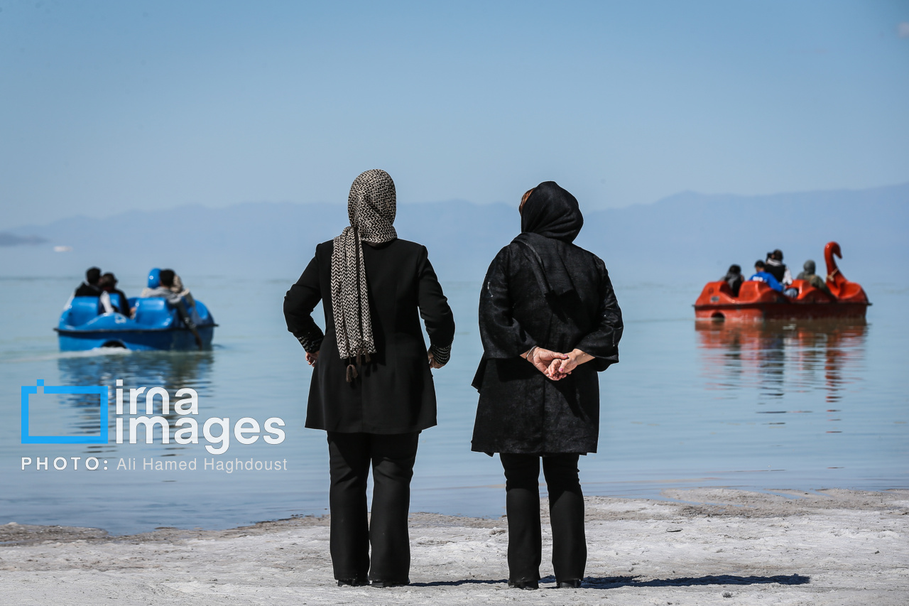 گردشگران نوروزی در دریاچه ارومیه