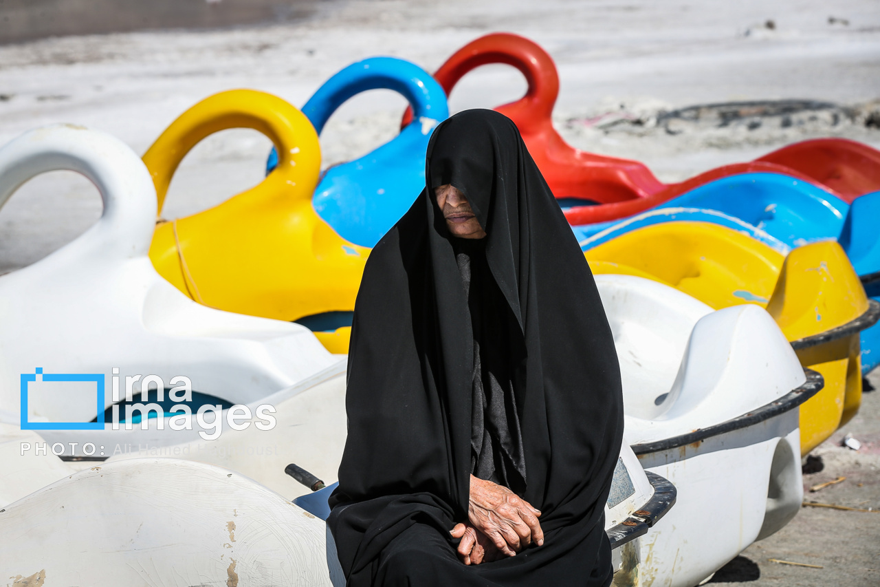 عکس/ گردشگران نوروز ۱۴۰۴ در دریاچه ارومیه