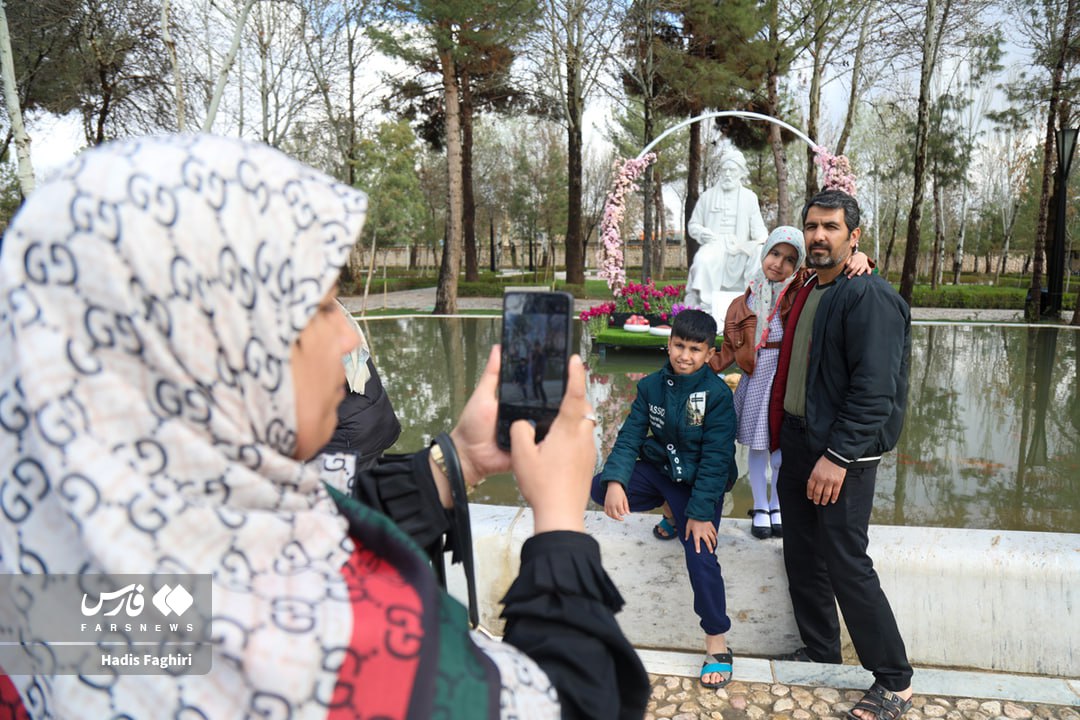 آرامگاه فردوسی میزبان گردشگران نوروزی