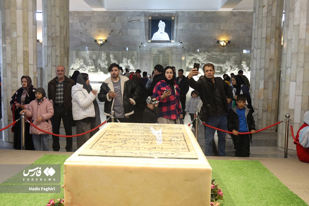 آرامگاه فردوسی میزبان گردشگران نوروزی