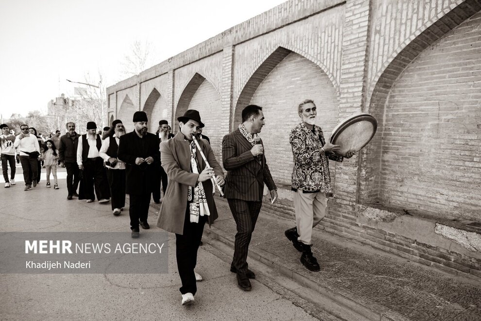 سنت «چاوشی‌خوانی» در سی و سه پل اصفهان