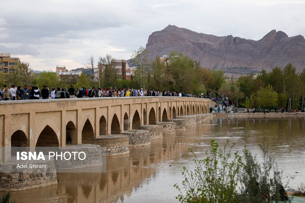 عکس/ سی‌ و سه پل سیراب از آب زاینده رود شد  