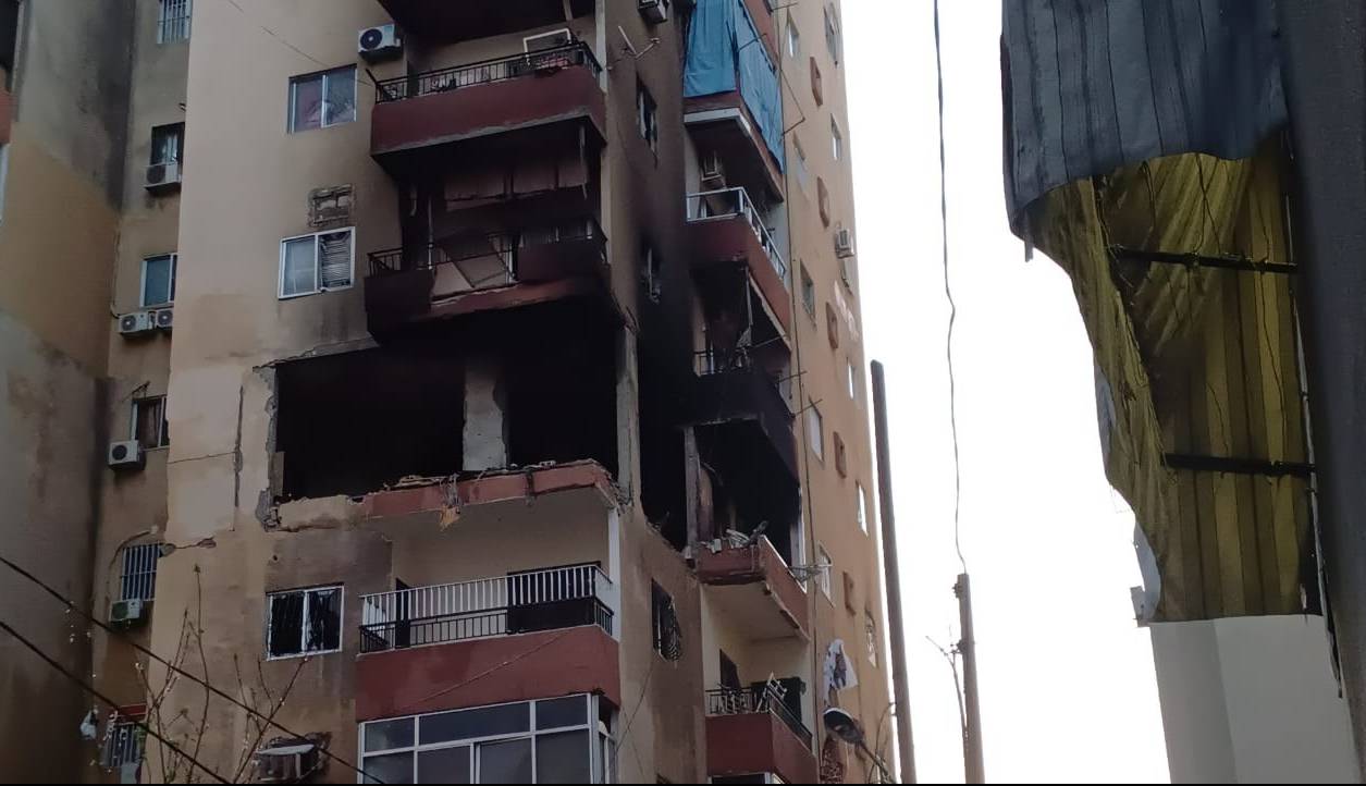 عکس/ نقض آتش‌بس؛ حمله صهیونیست ها به ساختمانی در شهر صیدای لبنان!