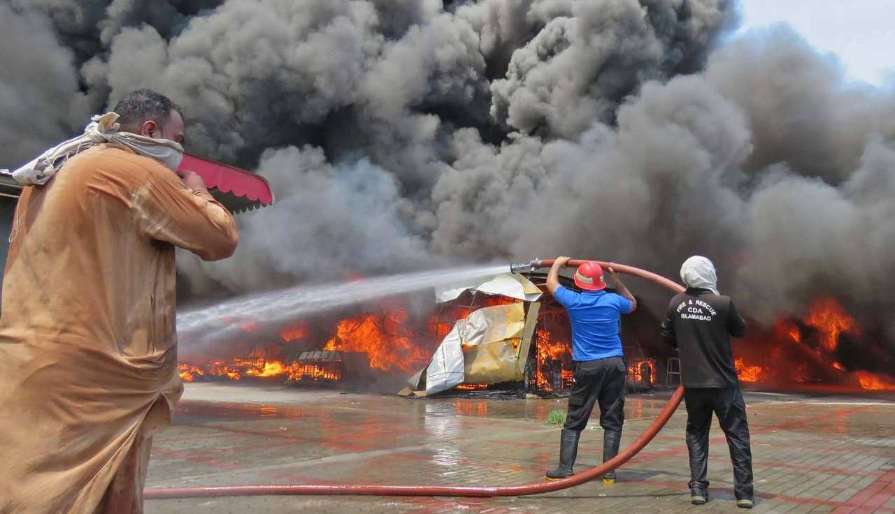آتش‌سوزی در جایگاه پخش فرآورده‌های نفتی آبادان مهار شد