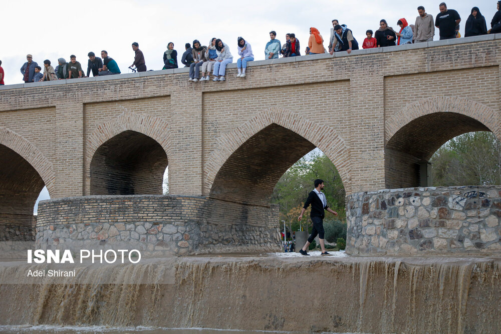 عکس/ سی‌ و سه پل سیراب از آب زاینده رود شد  