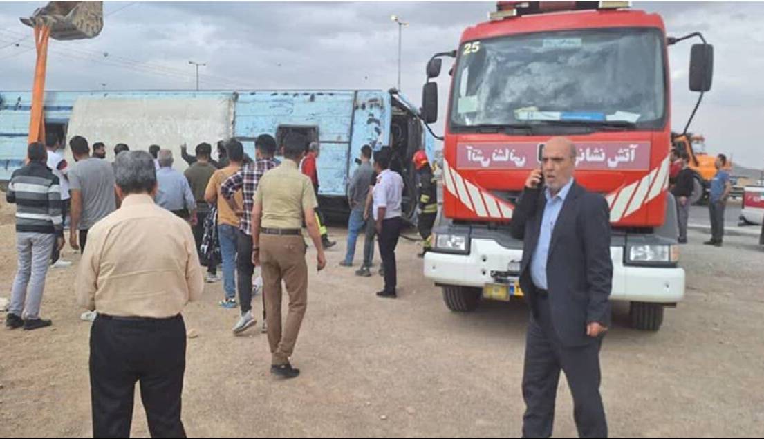 واژگونی اتوبوس در مسیر شاهین‌شهر به اصفهان ۱۵ مصدوم بر جا گذاشت