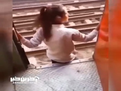 پیاده شدن عجیب یک دختر هندی از قطار در حال حرکت