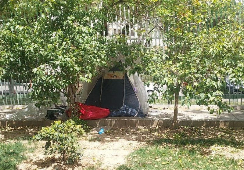 چادرخوابی بیماران اطراف بیمارستان قلب رجایی