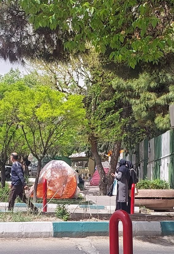 چادرخوابی بیماران اطراف بیمارستان قلب رجایی