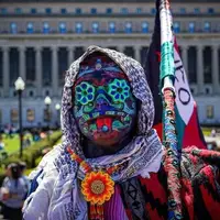 حضور دانشجویان در مراسم سالگرد آغاز خیزش دانشجویان دانشگاه کلمبیا 