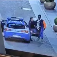 درگیری پسر جوان با مأموران پلیس در خیابان