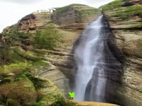 آبشار داله‌لان با ارتفاع ۵۰ متر