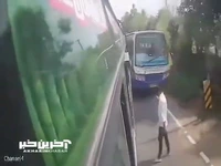بین دوتا اتوبوس عجیب زنده موند!