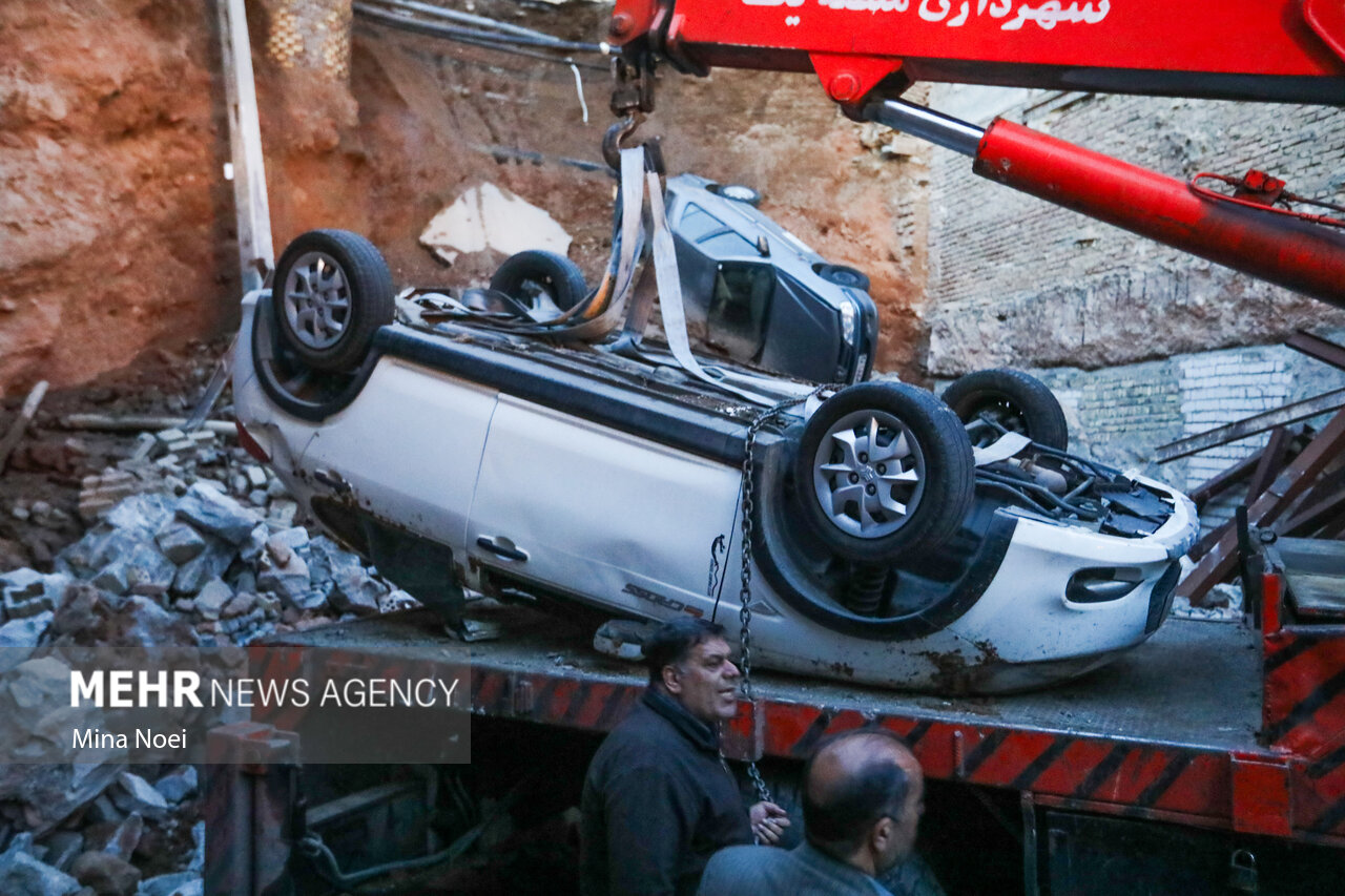 عکس/ سقوط دو خودرو به داخل محل گودبرداری در تبریز