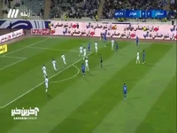 ضربه سر آزادی از کنار دروازه هوادار به بیرون رفت