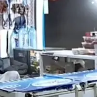 خونسردی پدر یمنی هنگام حملات سنگین آمریکا