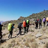 صعود موفق تیم کوهنوردی اتل پارس خوانسار به قله ۳۹۱۰ متری فریدونشهر
