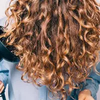 با استفاده از اتوی مو؛ موهاتو فر بزن