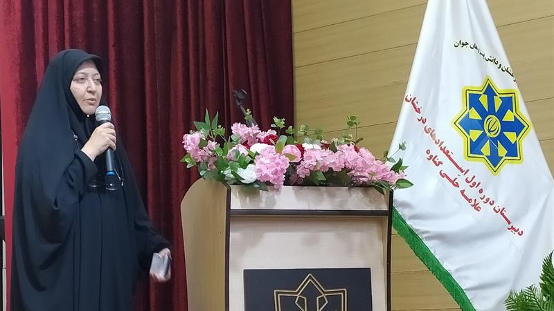 زبان فارسی فضایی برای انسجام ملی اقوام و فرهنگهای مردم ایران است