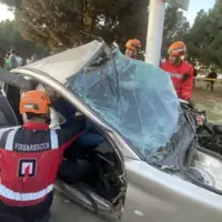 برخورد خودرو با ستون برق حادثه‌ساز شد