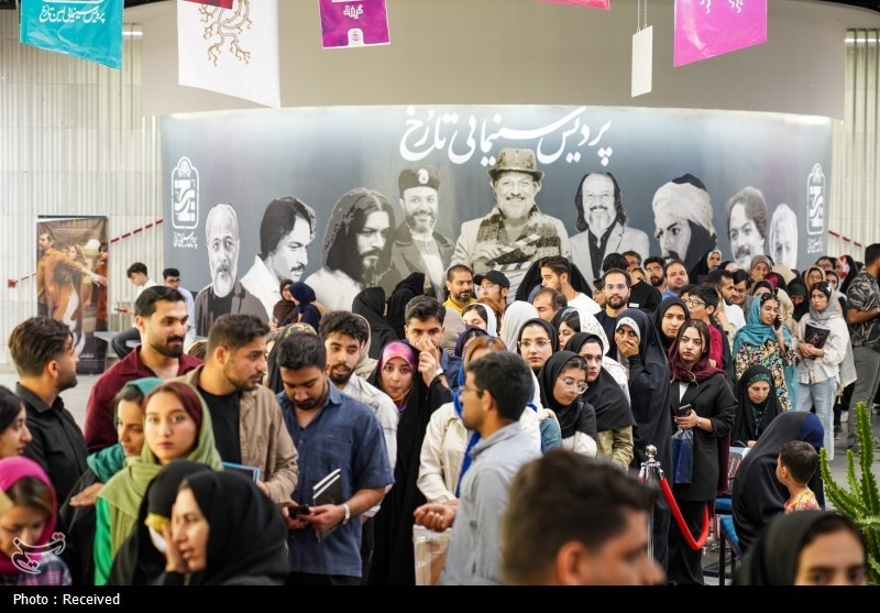 عکس/ جشن امضای کتاب «ن ی س ت» فاضل نظری در شیراز  