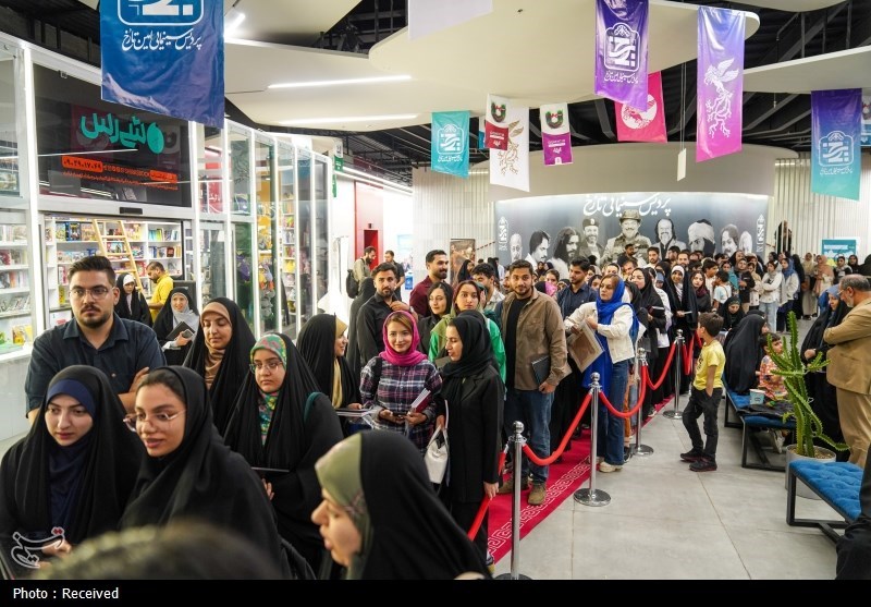 عکس/ جشن امضای کتاب «ن ی س ت» فاضل نظری در شیراز  