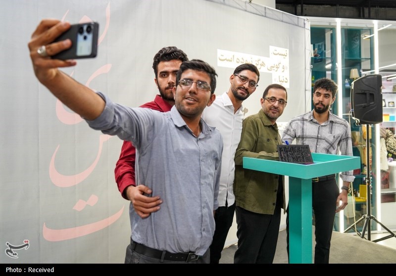 عکس/ جشن امضای کتاب «ن ی س ت» فاضل نظری در شیراز  