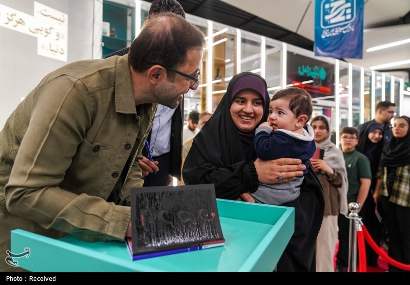 عکس/ جشن امضای کتاب «ن ی س ت» فاضل نظری در شیراز  