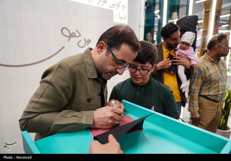 عکس/ جشن امضای کتاب «ن ی س ت» فاضل نظری در شیراز  