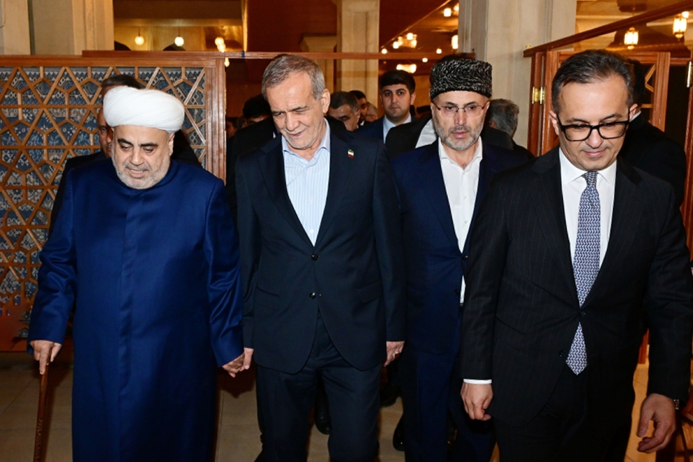 عکس/ بازدید رئیس‌جمهور از زیارت دختر امام موسی بن جعفر(ع)