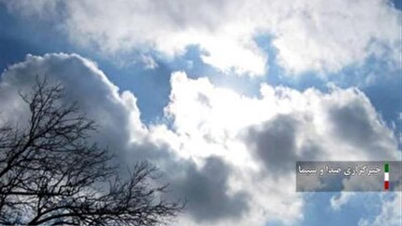 آسمان نیمه ابری همراه با وزش باد شدید و گرد و خاک در قم