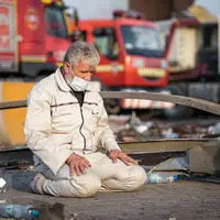 تصاویری از مراحل پایانی مهار آتش سوزی بندر شهید رجایی