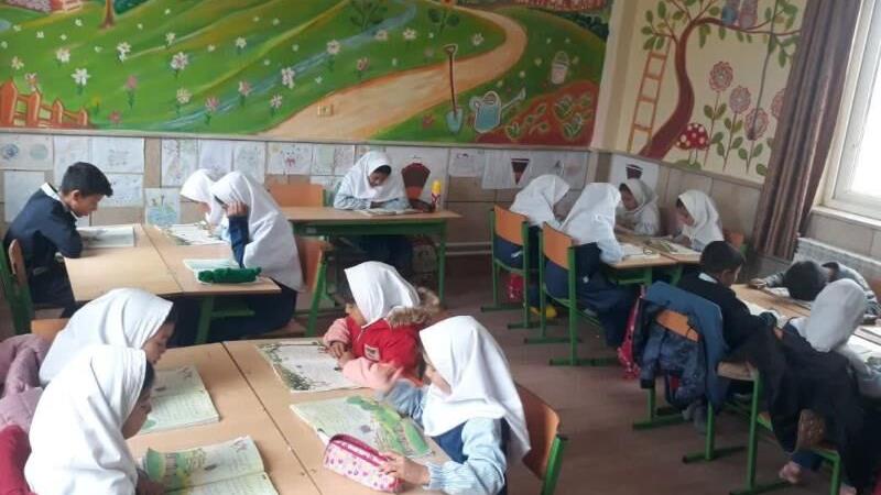 معلم نمونه گنبدی؛ راوی عشق و آموزش در روستاهای دورافتاده