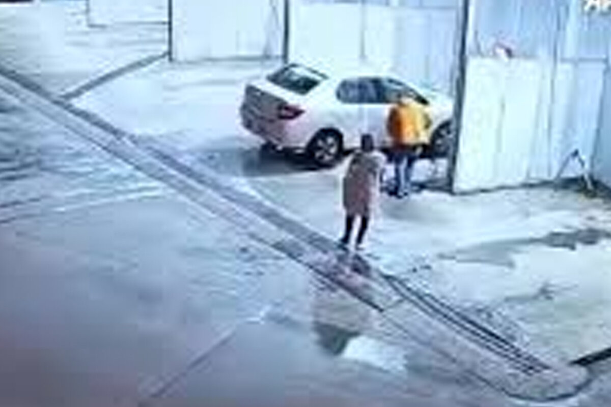 لحظه هولناک ریزش دیوار روی سر یک پدر و دو دخترش!