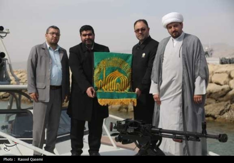 اهتزاز پرچم حرم رضوی به دست خدام در سواحل خلیج فارس بوشهر