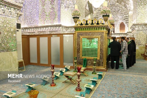 غباروبی حرم مطهر حضرت سیدعلی‌بن‌حمزه‌بن‌موسی‌الکاظم(ع)
