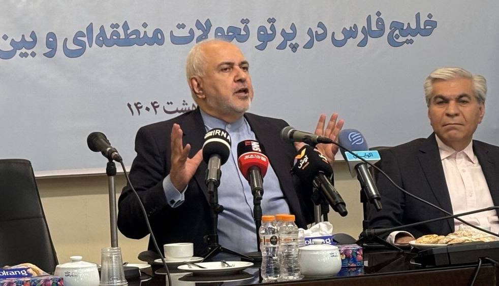 ظریف: جمهوری اسلامی در شرایط سخت جنگ تحمیلی یک وجب از خاک کشور را نداد