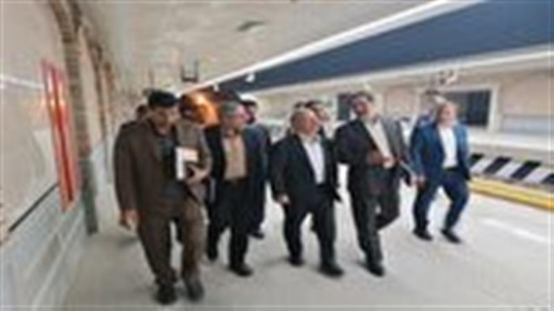 بازدید معاون وزیر کشور از متروی قم ؛ تاکید بر پیگیری تامین واگن مترو در دولت
