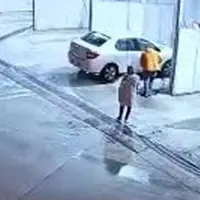 لحظه هولناک ریزش دیوار روی سر یک پدر و دو دخترش!