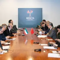 احمدیان و وانگ‌یی دیدار کردند؛ تاکید چین به حق ایران جهت استفاده صلح‌آمیز از انرژی هسته‌ای