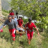 نجات فرد سقوط کرده از ارتفاعات روستای کویان توسط نجاتگران هلال‌احمر