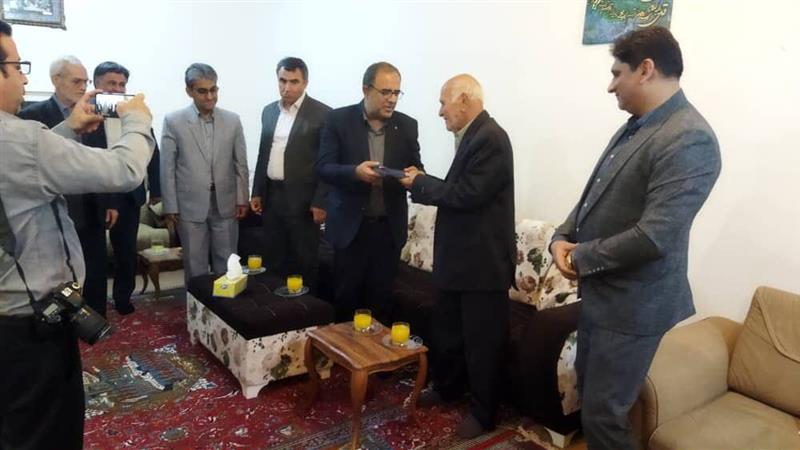 خانواده شهدا چراغ راه مسئولان هستند