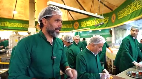 خدمت رسانی پیشکسوتان فوتبال و مجریان تلویزیونی در چایخانه حضرت