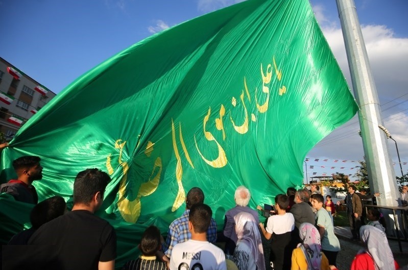 پرچم متبرک رضوی بر فراز شهر همدان برافراشته میشود