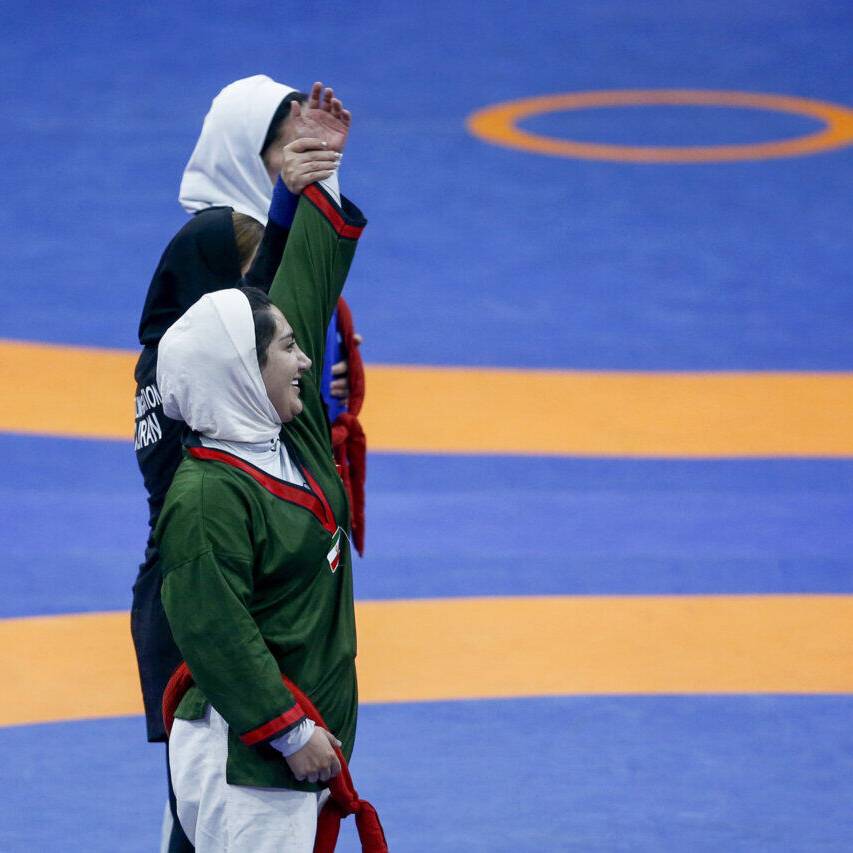 بانوان مازندرانی بر بام کشتی آلیش کشور ایستادند