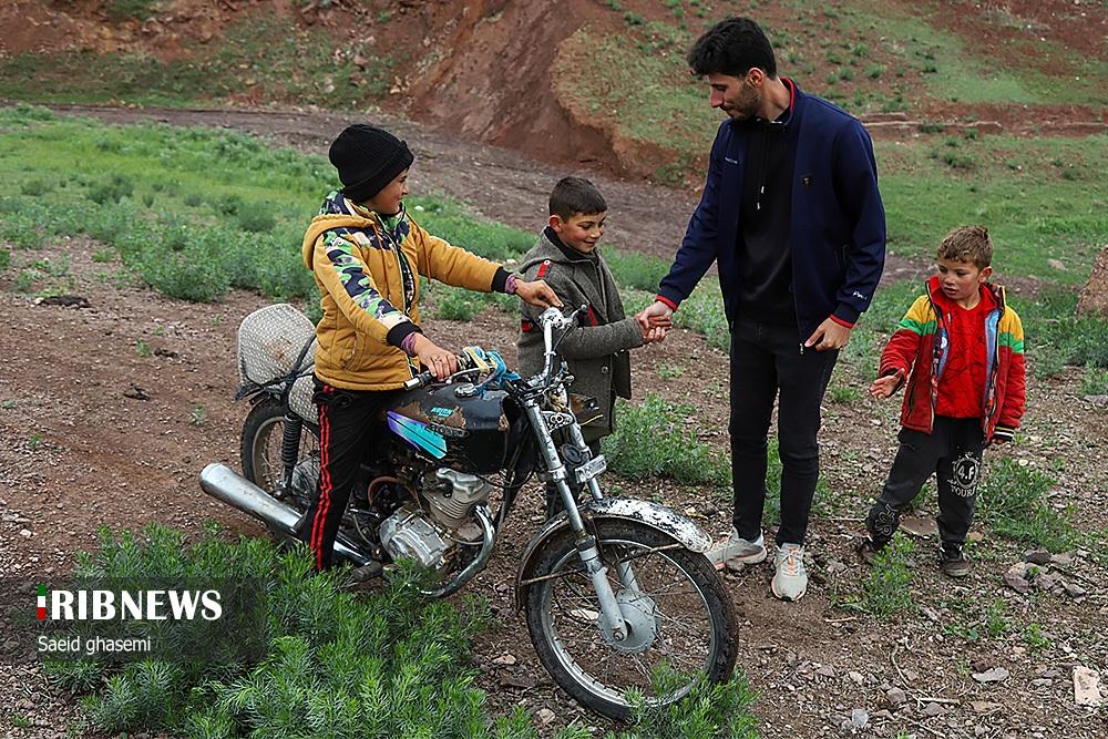 عکس/ به بهانه روز معلم؛ آموزش در دل روستای دورافتاده