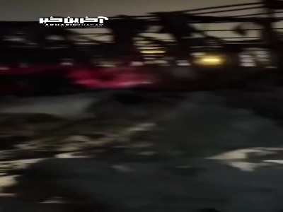 گودالی که در محل انفجار در اسکله شهید رجایی بندرعباس باز شده است